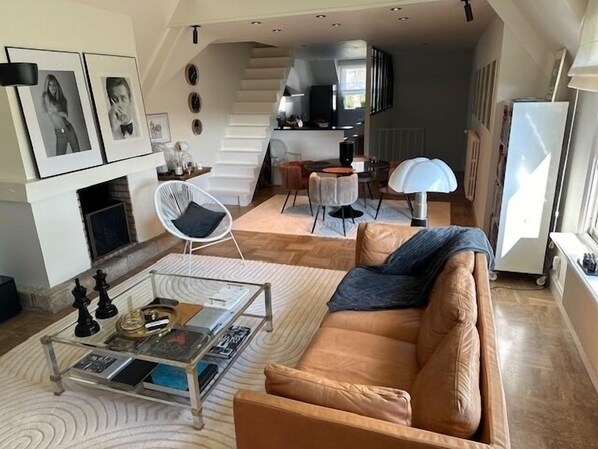 Smart TV, fireplace, books, stereo