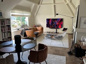 Smart-tv, een open haard, boeken en een stereo