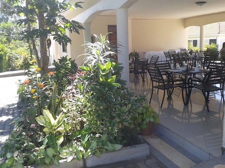 Restaurant. Karuma Travellers Hotel