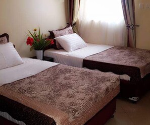 Chambre avec lits jumeaux | Décor unique, ameublement unique, bureau, accès au Wi-Fi (inclus)
