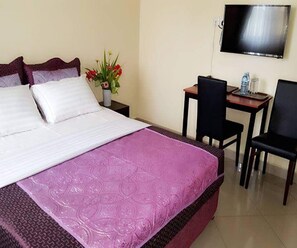 Decoración personalizada, muebles diferentes, escritorio y wifi gratis 