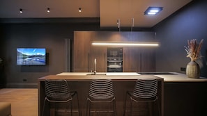 Fridge, microwave, oven, dishwasher - Midnight | The Heim Residences (Manchester)