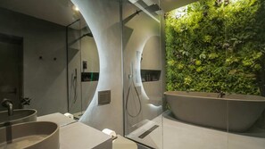 Bathtub, hair dryer, towels - Midnight | The Heim Residences (Manchester)