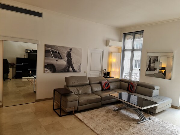 TV - Ultra center rue pietonne (Cannes)