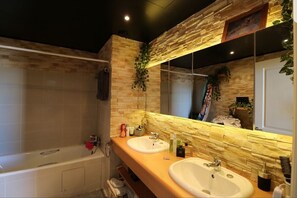 Combined shower/bathtub, hair dryer, towels