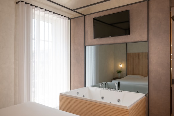 Minibar, caja de seguridad en la habitación y decoración personalizada