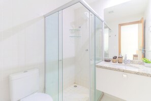Appartement | Badkamer | Een douche, handdoeken, toiletpapier