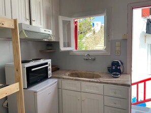 Réfrigérateur, cafetière/bouilloire, bouilloire électrique, grille-pain