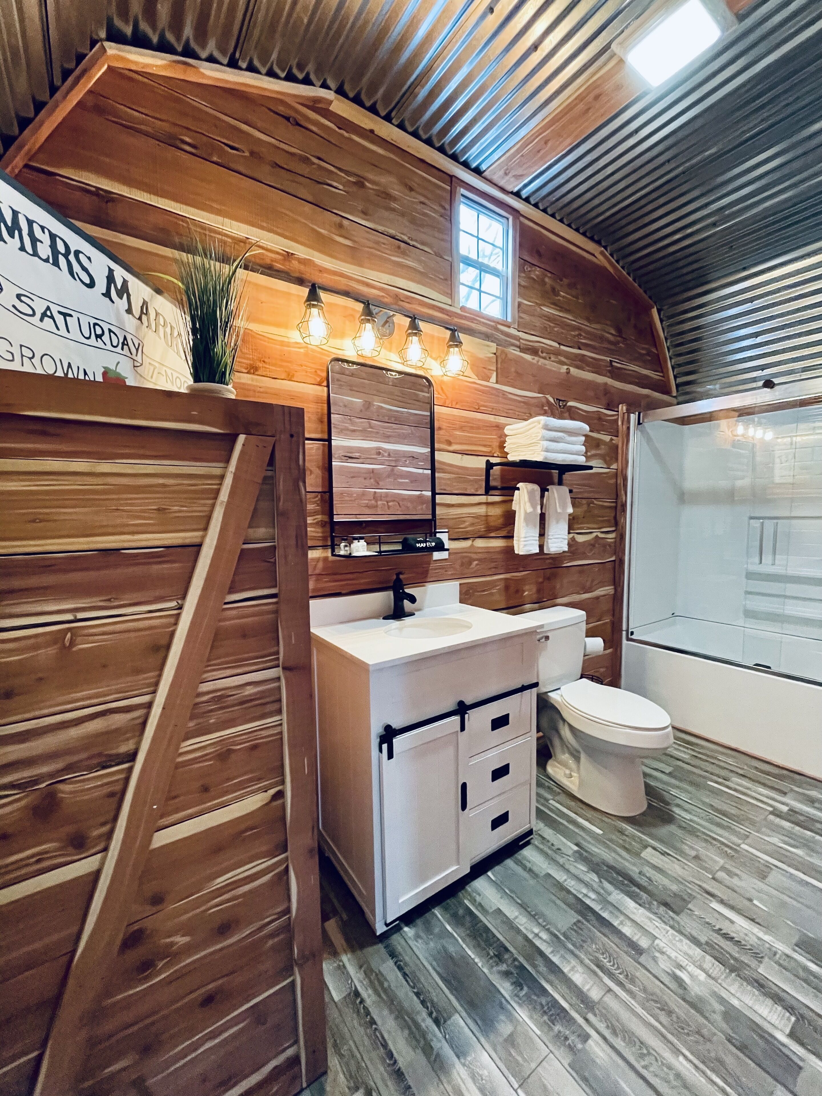 Ensemble douche/baignoire, serviettes fournies, savon, shampoing