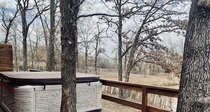 Cedar Bluff - Lemurs & Zebras, Private Hot Tub, Pet-Friendly