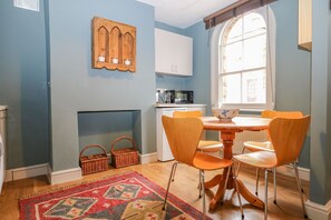 Cottage | Private kitchen | Fridge, dishwasher, toaster, cookware/dishes/utensils - Cliffe Cottage (Lewes)