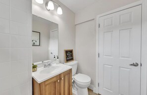 Combined shower/bathtub, hair dryer, towels, soap - Cozy Pet friendly upper 1 bedroom apt  w/yard, W/D in unit in old Roseville (Roseville)