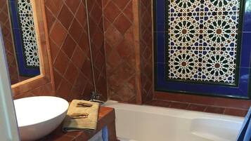 Ducha y bañera combinadas, secador de pelo, toallas y papel higiénico