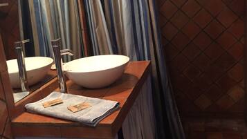 Badkar/dusch, hårtork, handdukar och toalettpapper