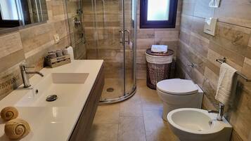 Doccia, asciugacapelli, bidet, asciugamani