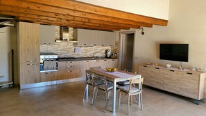 Frigorifero, forno, piano cottura, lavastoviglie