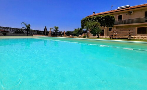 Villa in Scicli with exclusive pool, suitable for families.