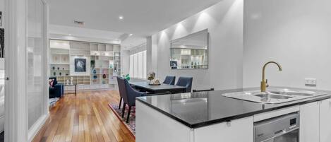 Frigorífico, horno, placa de cocina y lavavajillas