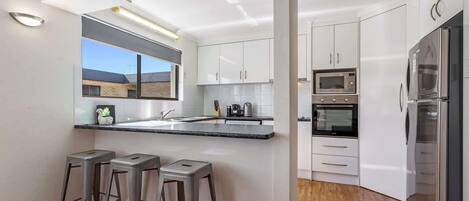 ثلاجة، ميكروويف، فرن، موقد طهي مسطح