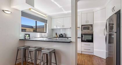 Cosy 2-Bedroom Seaside Unit Steps from Beach