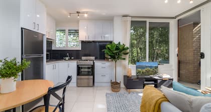 Cosy and Convenient Leafy Apartment