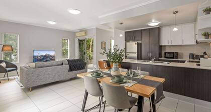 Central Cosy 2-Bed with Pool and near QUT & CBD