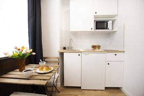 Refrigerador, microondas, cafetera y tetera y tetera eléctrica 