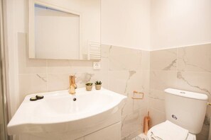 Douche, sèche-cheveux, serviettes fournies