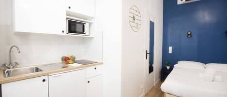 1 habitación, escritorio, tabla de planchar con plancha y wifi