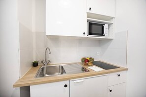 冷蔵庫、電子レンジ、コーヒー / ティーメーカー