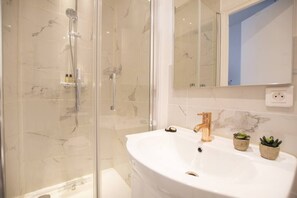 シャワー、ヘアドライヤー、タオル