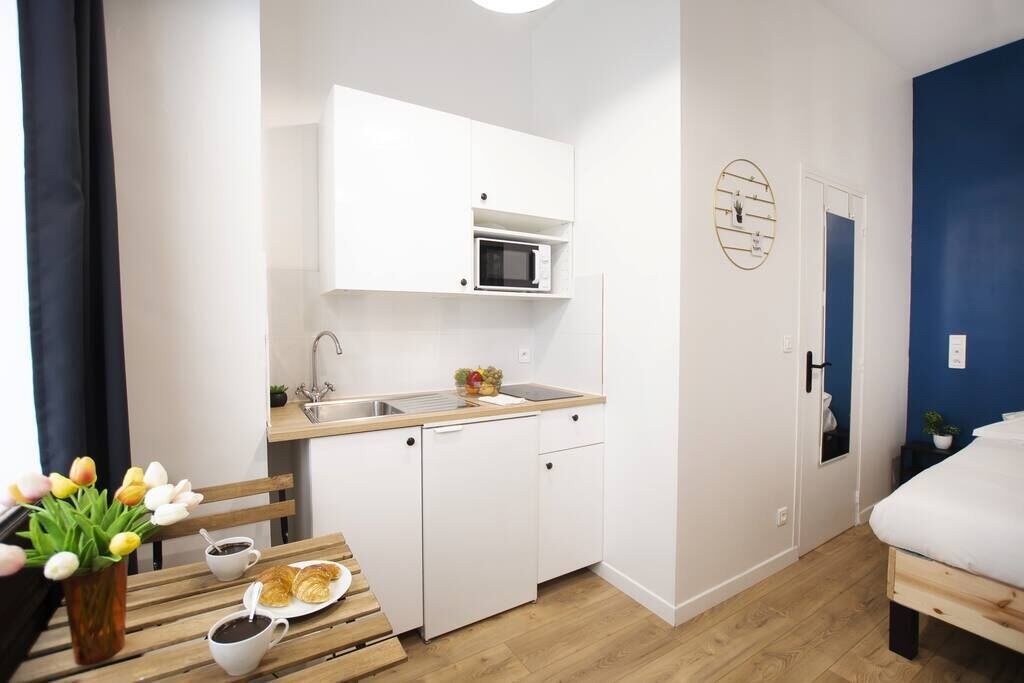 Kühlschrank, Mikrowelle, Wasserkocher mit Kaffee-/Teezubehör