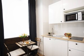 Kühlschrank, Mikrowelle, Wasserkocher mit Kaffee-/Teezubehör