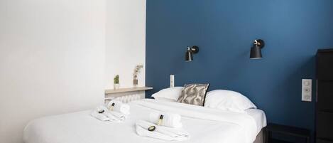 1 habitación, escritorio, tabla de planchar con plancha y wifi