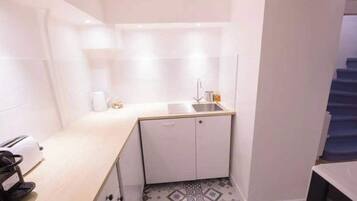 Réfrigérateur, micro-ondes, plaque de cuisson, lave-vaisselle