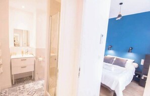 1 habitación, escritorio, tabla de planchar con plancha y wifi 