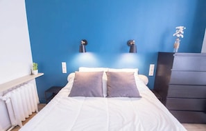 1 habitación, escritorio, tabla de planchar con plancha y wifi