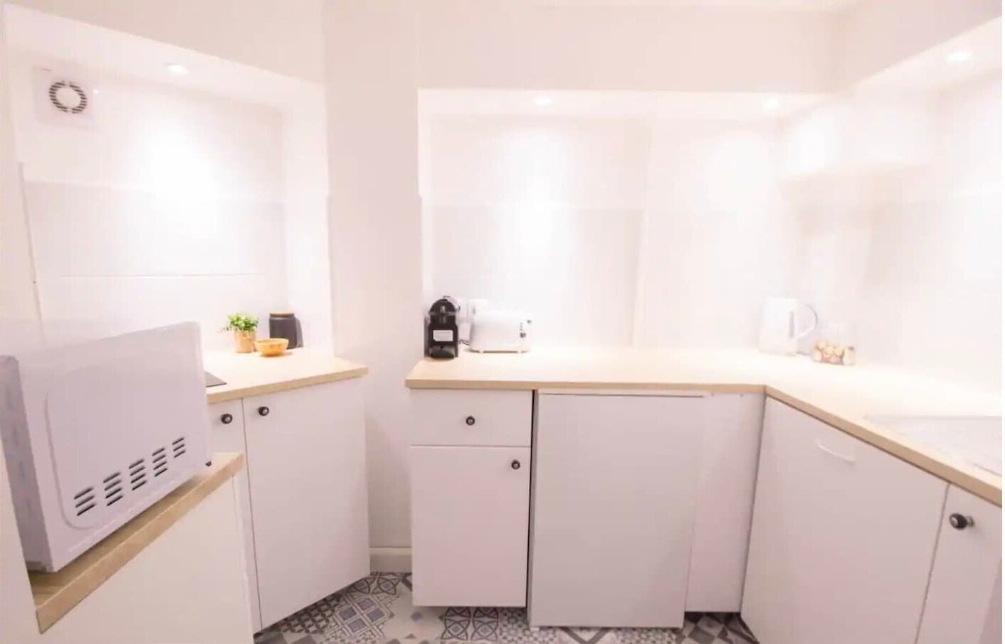 Réfrigérateur, micro-ondes, plaque de cuisson, lave-vaisselle