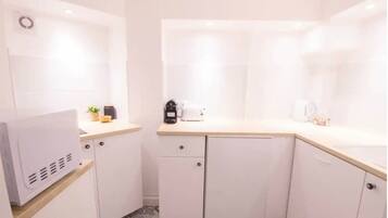 Réfrigérateur, micro-ondes, plaque de cuisson, lave-vaisselle