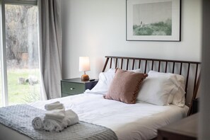 3 bedrooms, desk, iron/ironing board, WiFi - Chic, Renovated, 3BR/3BA Bev Hills Getaway! (Beverly Hills)