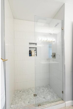 Shower, hair dryer, towels - Chic, Renovated, 3BR/3BA Bev Hills Getaway! (Beverly Hills)