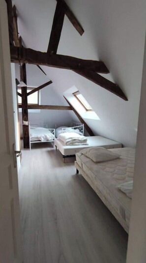 6 Schlafzimmer, Schreibtisch, Bügeleisen/Bügelbrett, kostenloses WLAN