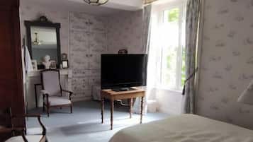 6 bedrooms, desk, iron/ironing board, free WiFi