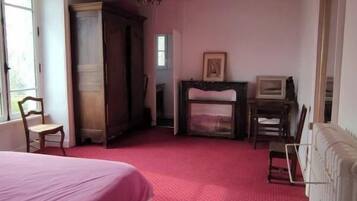 6 bedrooms, desk, iron/ironing board, free WiFi