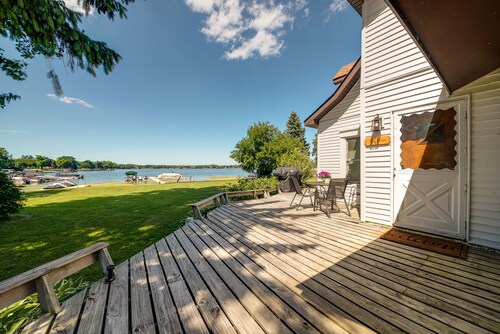 The Lodge, Sweet Waterfront Cottage, Separate Unit 