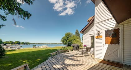 The Lodge, Sweet Waterfront Cottage, Separate Unit