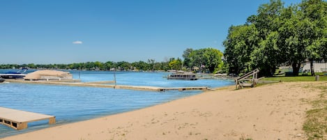 Una spiaggia nelle vicinanze