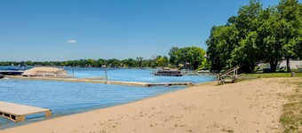 The Lodge, Sweet Waterfront Cottage, Separate Unit 