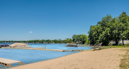 The Lodge, Sweet Waterfront Cottage, Separate Unit