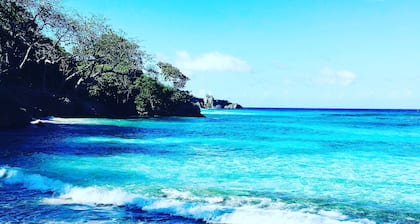 Jamaican style cabin 10 mins walk to Winifred Beach